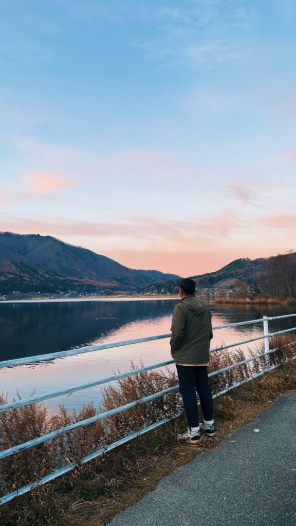 ALt text ,traveller overlooking a lake in japan